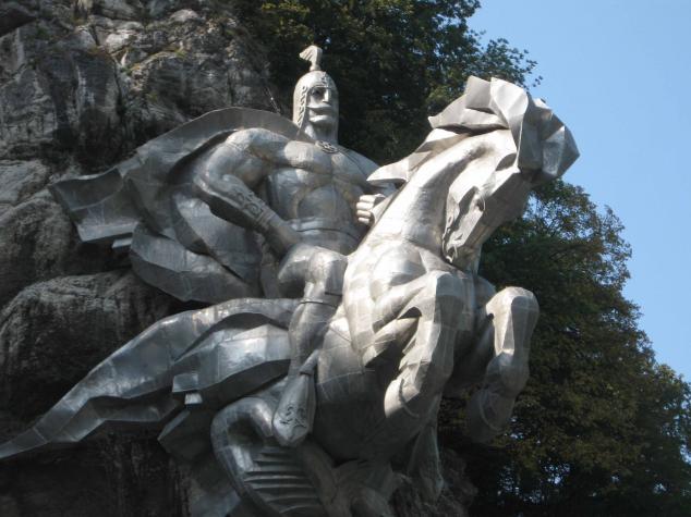 Статуя Георгия Победоносца при въезде в Осетию